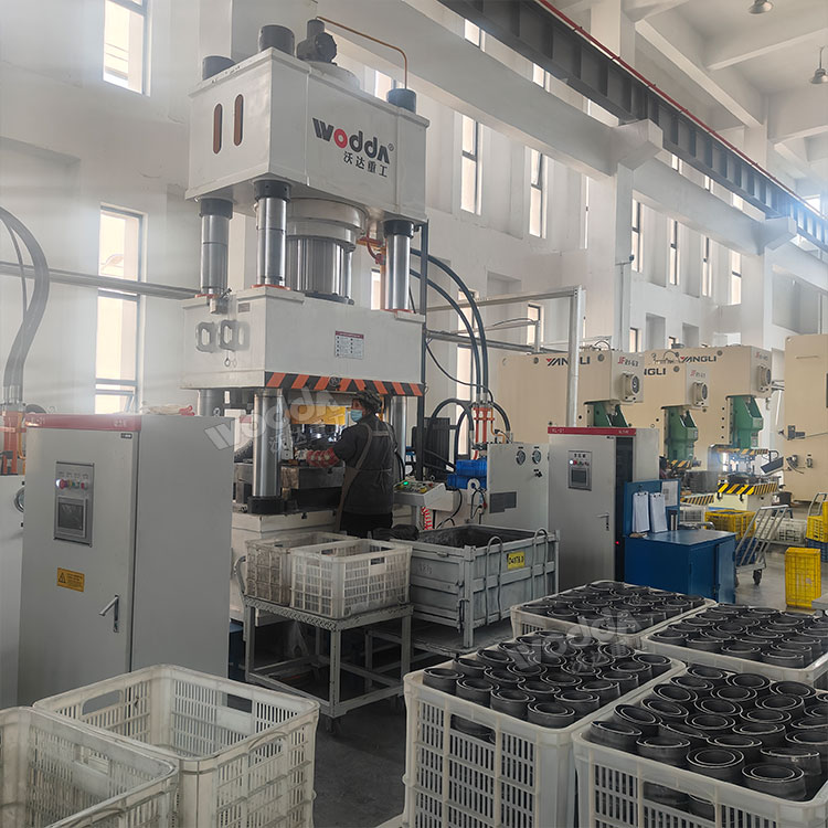 500噸四柱液壓機(jī).jpg 500噸四柱液壓機(jī).jpg